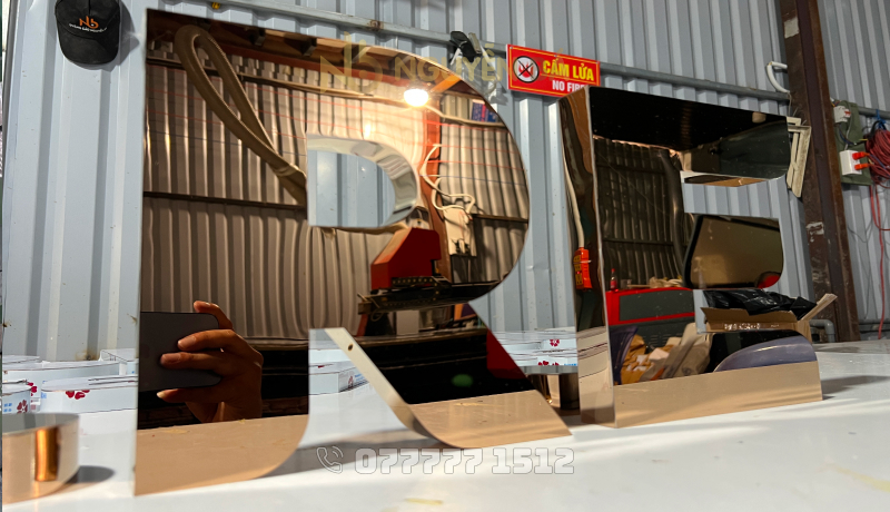 Chữ inox hồng bóng loáng sang trọng nổi bật