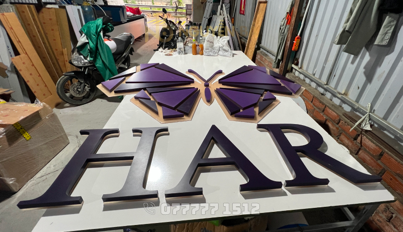 Logo inox sơn hấp nhiệt có chân mica cháo